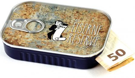 Scherzboutique “Eiserne Reserve” - Alcancía para regalar dinero en forma de lata de sardinas, incluye pegatina con mensaje individual, ideal para bodas, confirmaciones, mudanzas o como vales de dinero